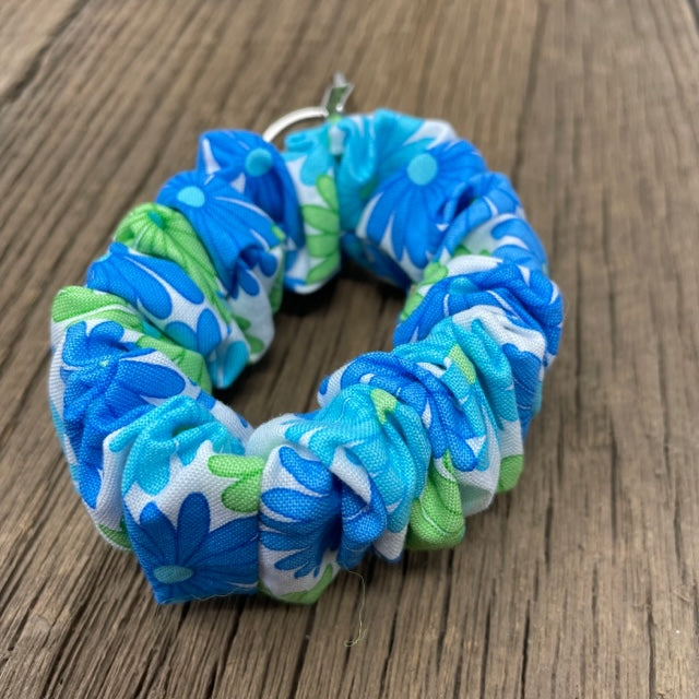 Key Fob - Expandable Wristlet, Blue Daisies