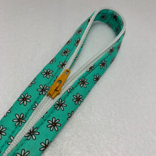 Load image into Gallery viewer, Key Fob - Green Daisy
