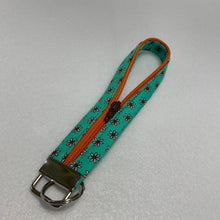 Load image into Gallery viewer, Key Fob - Green Daisy
