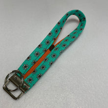 Load image into Gallery viewer, Key Fob - Green Daisy
