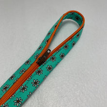 Load image into Gallery viewer, Key Fob - Green Daisy
